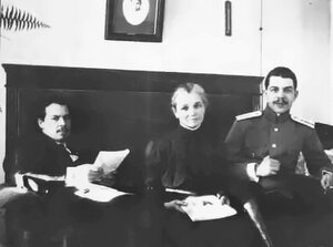 Братья Николай (слева) и Сергей Вавиловы с матерью, Александрой Михайловной, 1915 г.