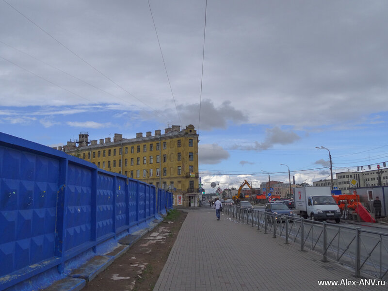 За синим забором не мелочась снесли целый квартал - городу необходимы новые бизнесцентры.