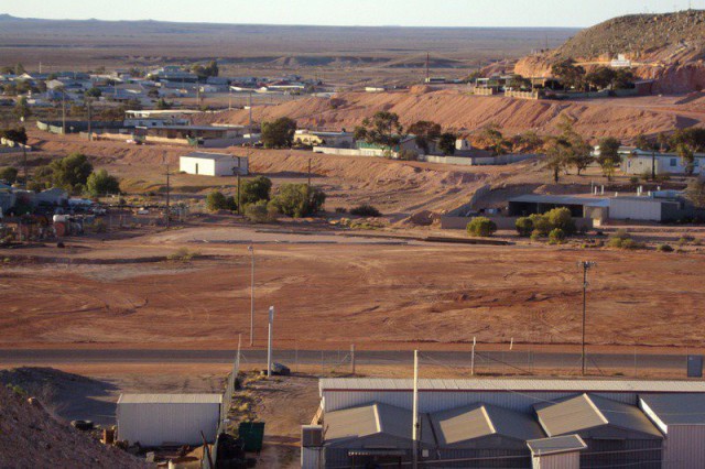 На раскалённых красных равнинах южной Австралии расположился загадочный городок под названием Кубер 