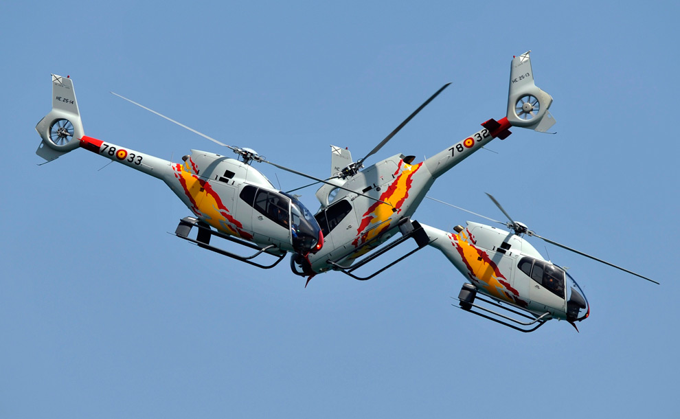 1. Вертолеты Eurocopter EC120 Colibri из пилотажной группы военно-воздушных сил Испании «Патрулла Ас