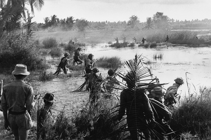 Солдаты тренируются стрелять по мишеням в Тханьчи, сентябрь 1965 года. Даже имея на руках оружие вре