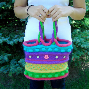 Вязанка-валянка - полосатая сумка с шишечками, бусинами.