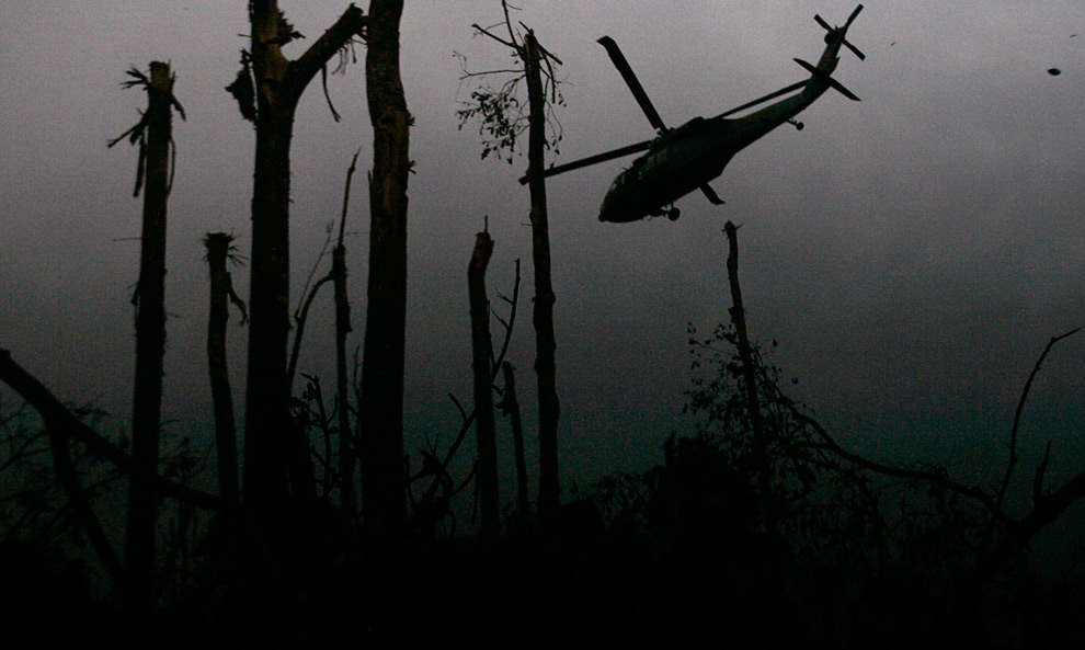 39. Военный вертолет летит над обстрелянным районом в Кано Кабра во время пресс-тура, организованног