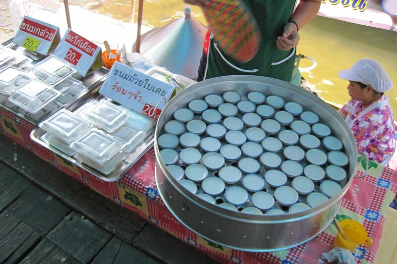 Тайский десерт из выпаренного на водяной бане кокосового молока - плавучий рынок Талинг Чан, Бангкок