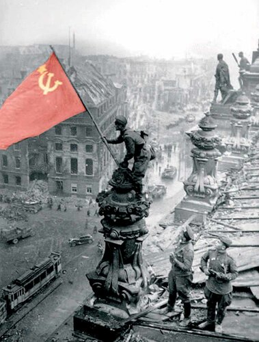 Советские воины водрузили Знамя Победы над рейхстагом в Берлине (30 апреля)