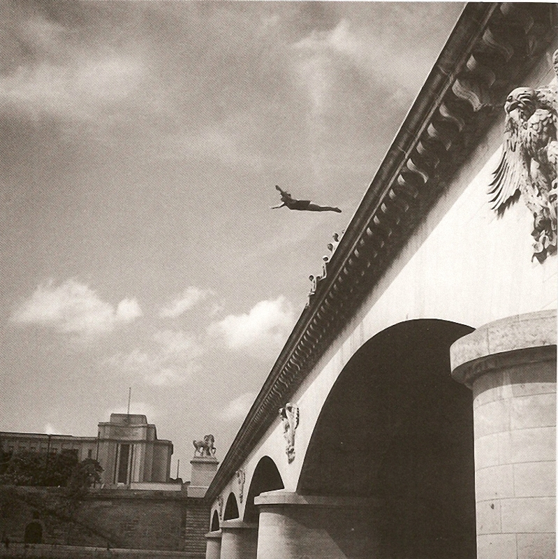 7. Прыжок в перспективу. Летом 1944-го смельчак, взлетев как ангел, бросился в Сену с моста Йена.