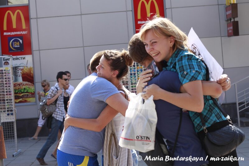Саратовские обнимашки 'Free hugs', Саратов, проспект Кирова, 24 августа 2013 года