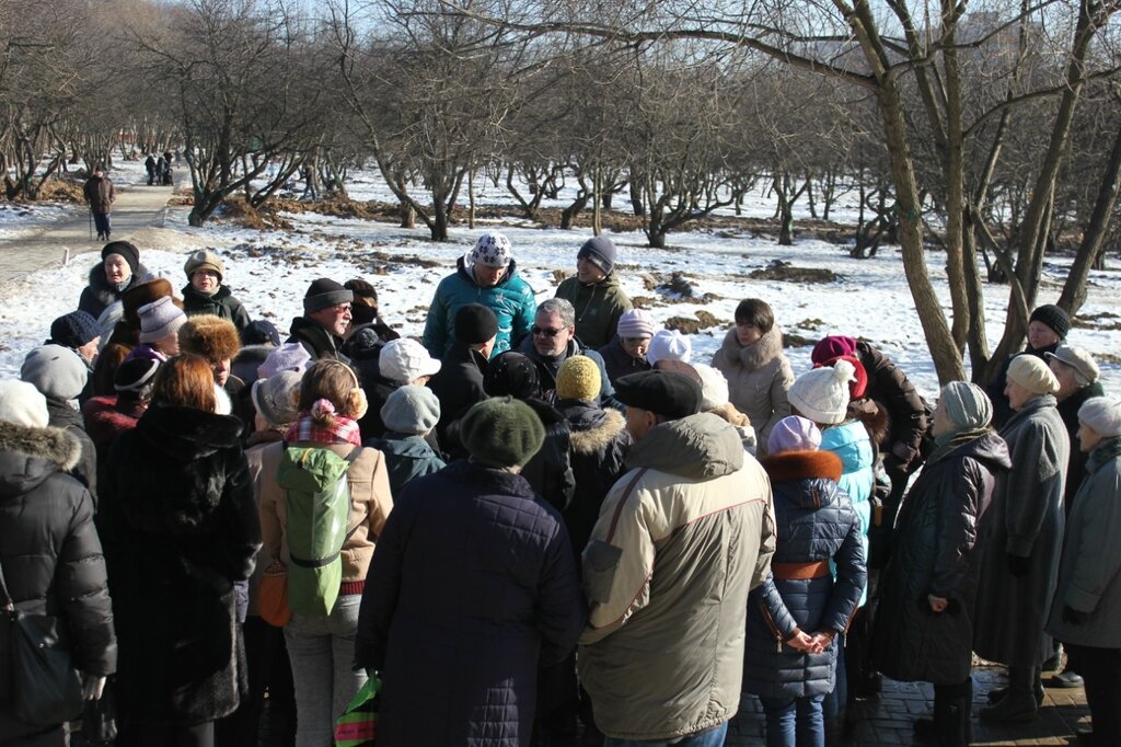 Сход граждан против вырубки яблоневого сада в Коньково