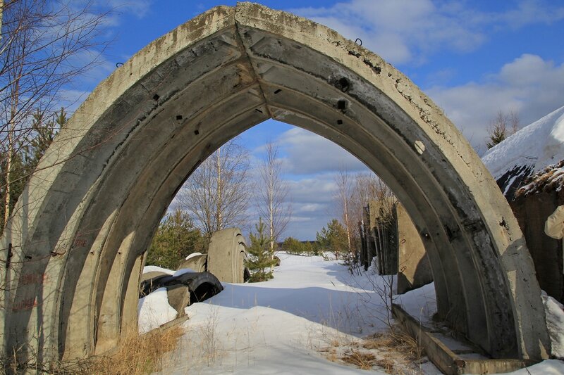 ангар из бетонных плит на заброшенных позициях ЗРК С-75
