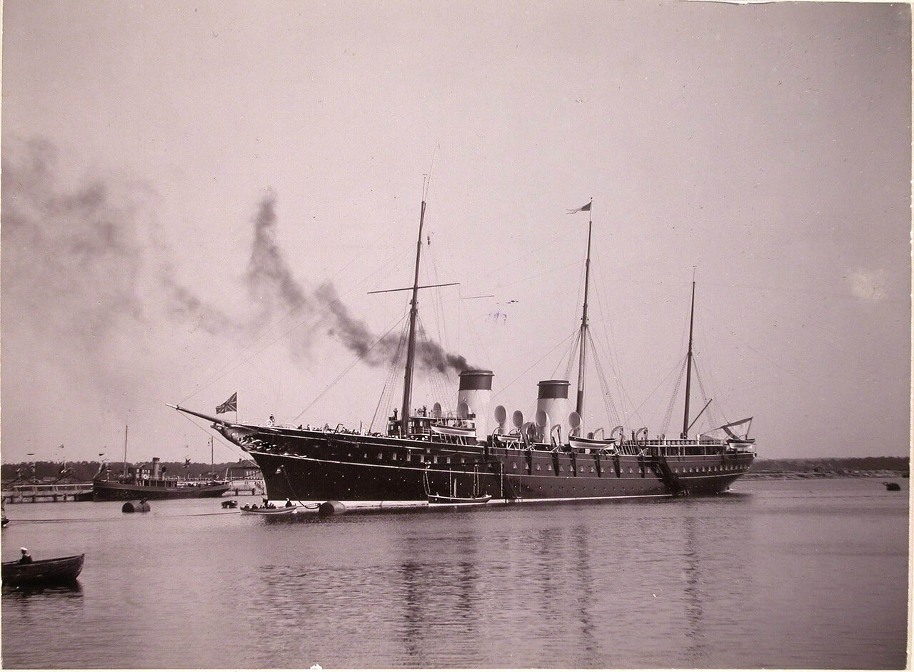 Императорская яхта «Штандарт» под брейд-вымпелом императора Николая II в портовом бассейне