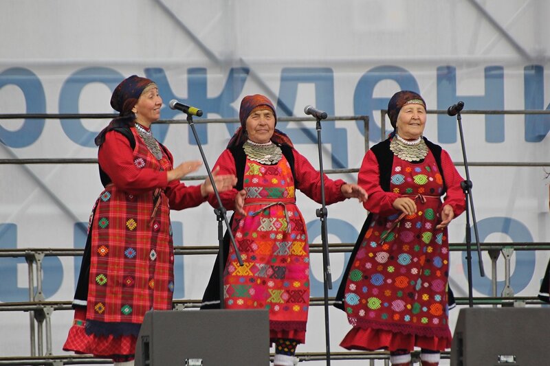 Выступление Бурановских бабушек в день города на Театральной площади в Кирове