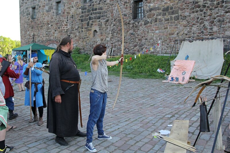 стрельба из лука на верхней площади Выборгского замка - фестиваль «Майское дерево 2014»