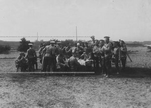 Полевой обед офицерского состава во время маневров в Красном Селе.