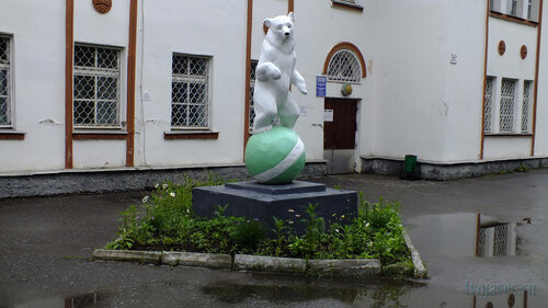 Фото города Инта №5045
 Скульптура, установленная с южной стороны Кирова 36а 