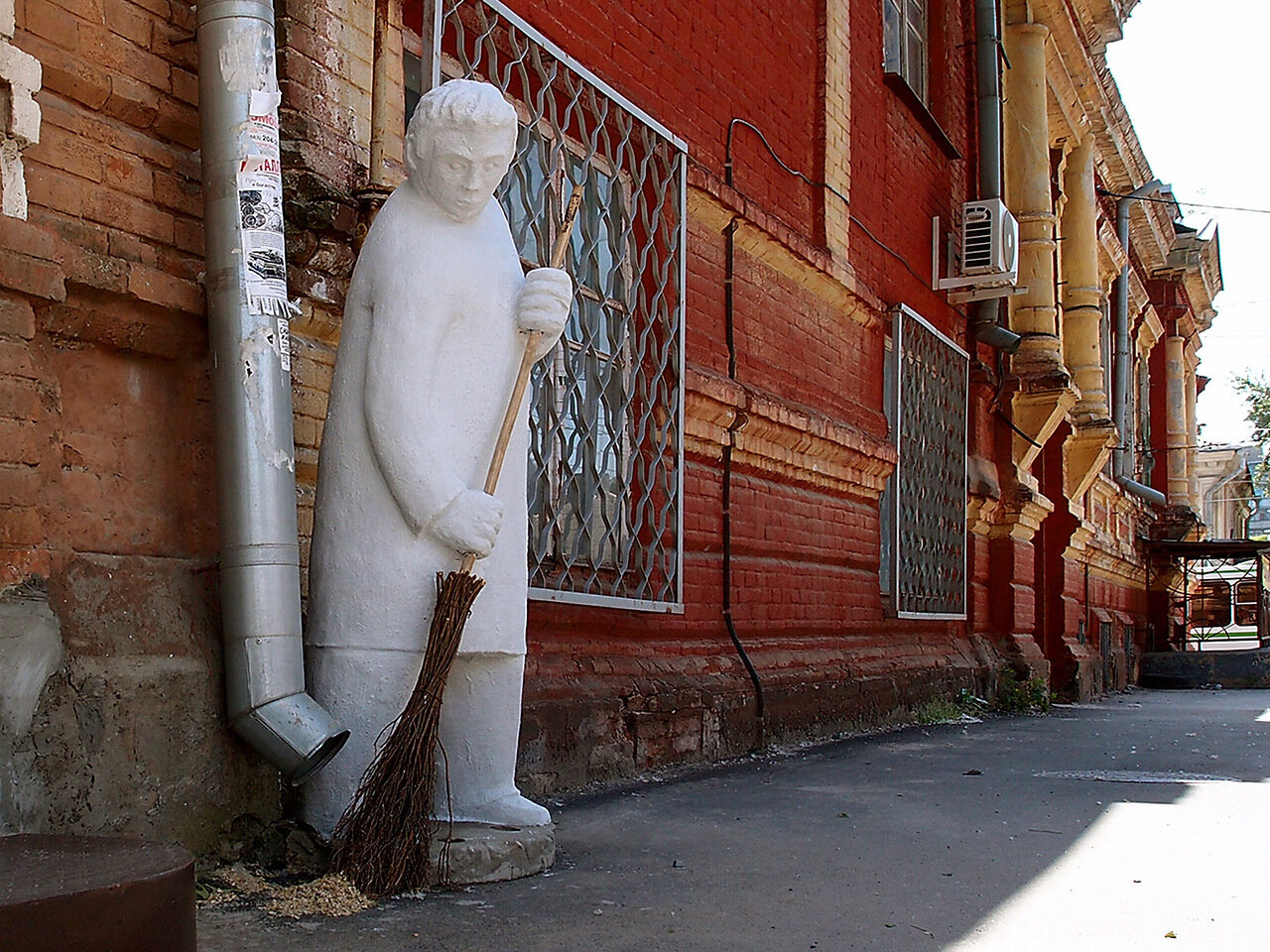Памятник ростовскому дворнику на улице имени Мурлычёва