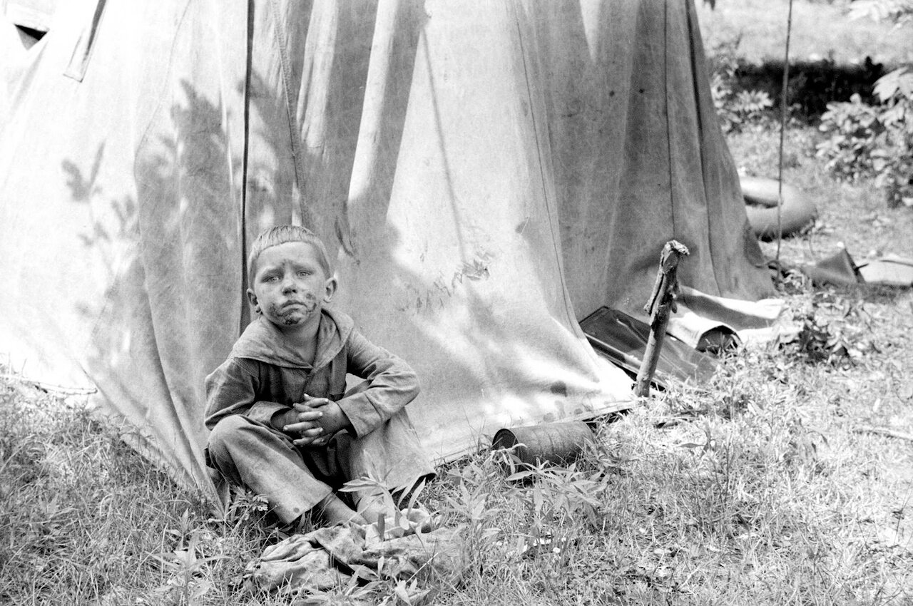 Ребенок сезонных рабочих возле палатки, Округ Берриен, Мичиган, 1940