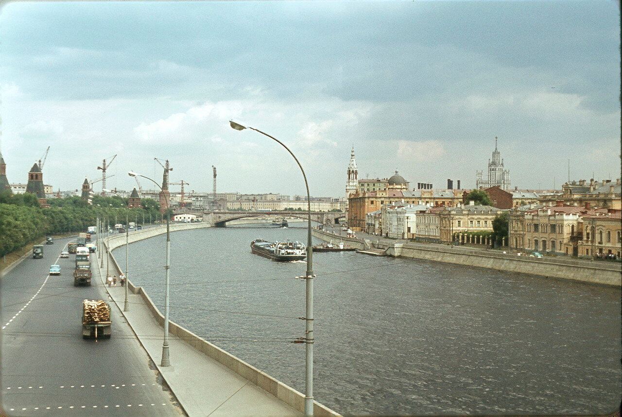 Московский Кремль. Река Москва вниз по течению
