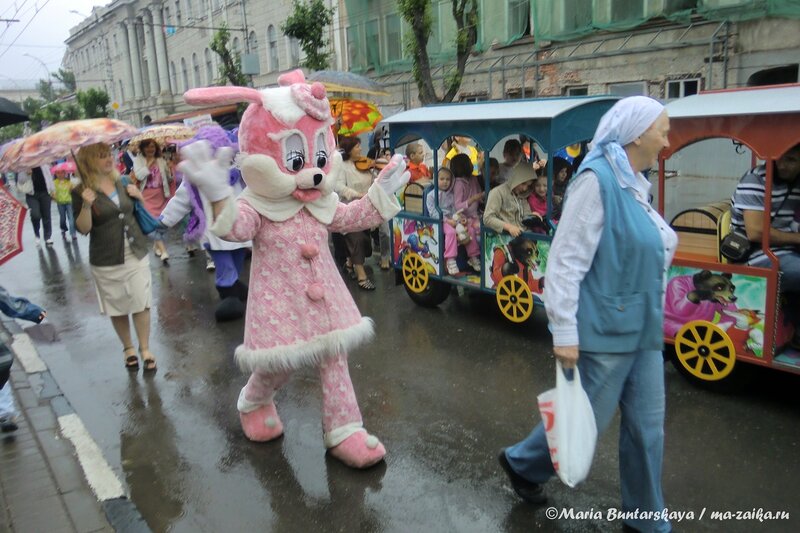'Веселый паровозик' сказочных персонажей, Саратов, 01 июня 2013 года