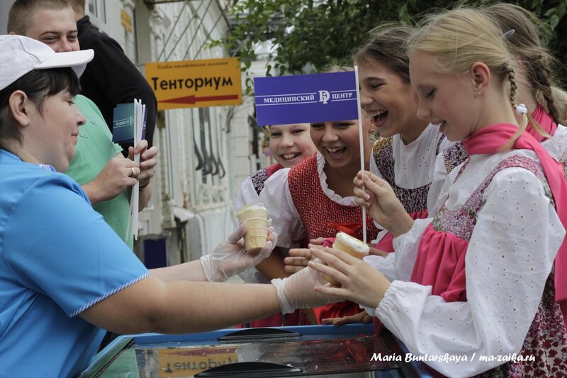 Медицинский центр раздавал мороженое и взращивал шедевры, Энгельс, 31 августа 2013 года