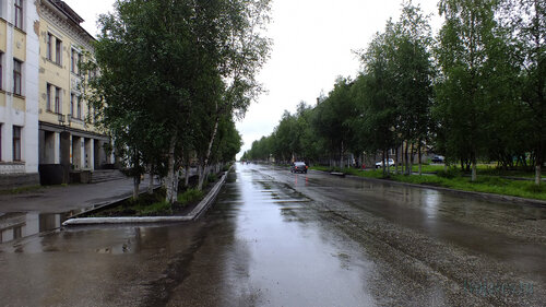 Фото города Инта №5032
 Улица Кирвоа в восточном направлении в районе Кирова 36 (поликлиника №1) 12.07.2013_12:44