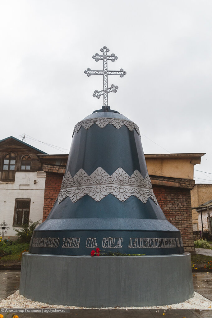 Памятник Бакулевым