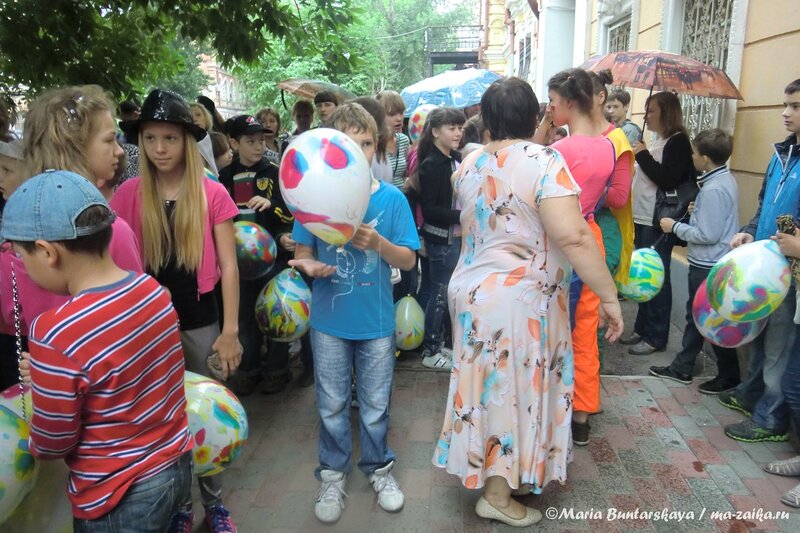 'Веселый паровозик' сказочных персонажей, Саратов, 01 июня 2013 года