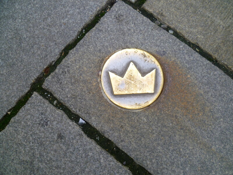 Словакия. Братислава. Значок короны на брусчатке. Slovakia. (Bratislava. Crown Icon on the pavement.)