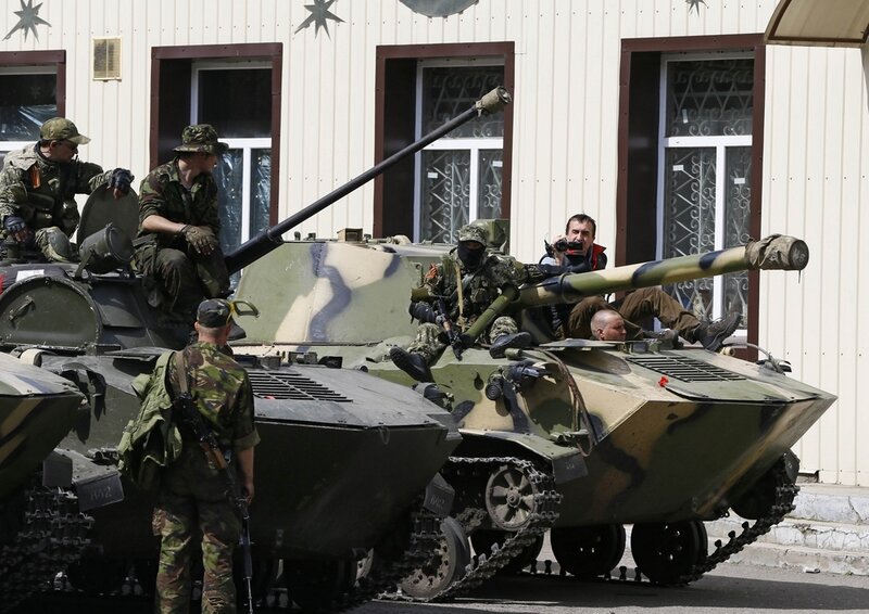 А тем временем на юго-западе Украины... Armed men sit on armoured personnel carriers in Slaviansk