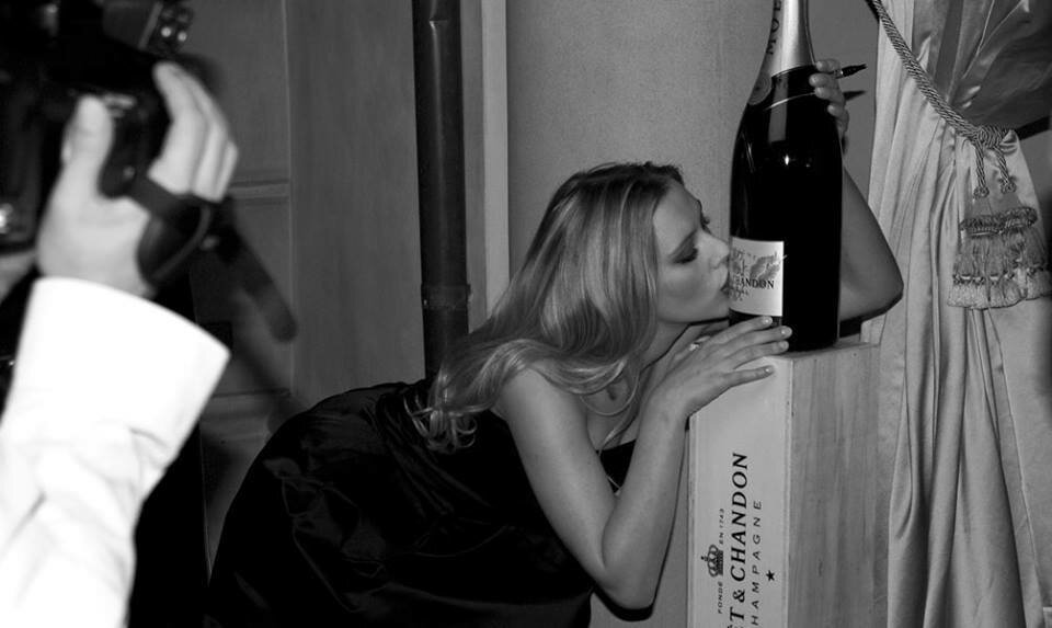 Бухая жена сосет член сидя на бутылке шампанского фото