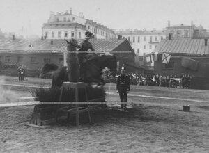Демонстрация рубки чучела с одновременным преодолением барьера во время конных состязаний на плацу.
