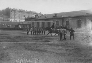 Джигитовка солдат на плацу во время конных состязаний.