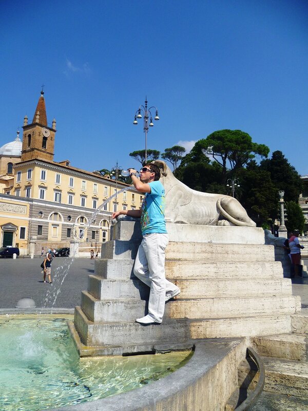Италия. Рим. Фонтан на Piazza di Popolo (Italy. Rome. Fountain on the Piazza di Popolo).