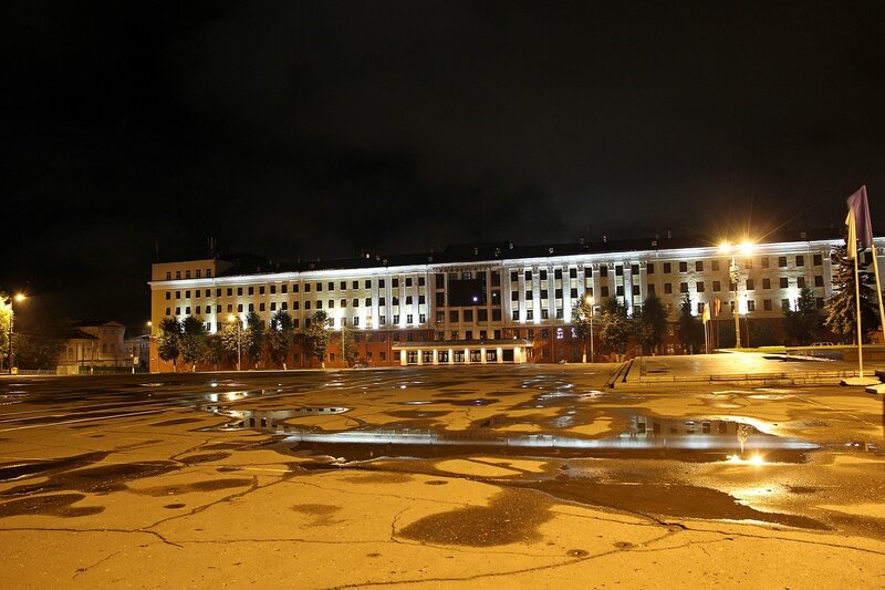 Здание Вятского государственного университета ночью IMG_7662