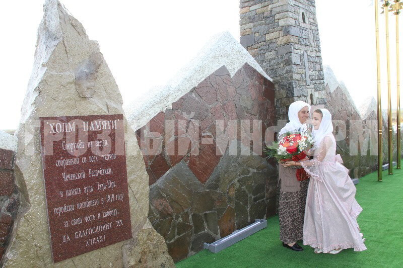 Памятник чеченским женщинам, которые убивали русских 