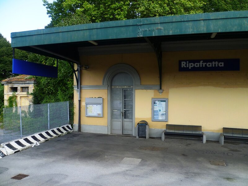 Италия. Маленькая железнодорожная станция. (Italy. A small railway station)