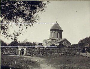 Общий вид старинной грузинской церкви в окрестностях летнего лагеря кадетов