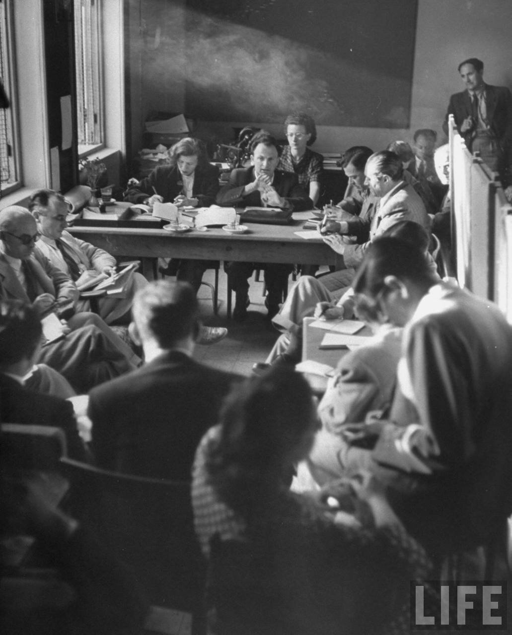 1948. Пресс-конференция министра иностранных дел Моше Шарета (в центре)