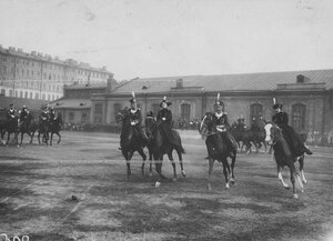 Офицеры бригады со своими дамами на плацу перед началом конных состязаний.