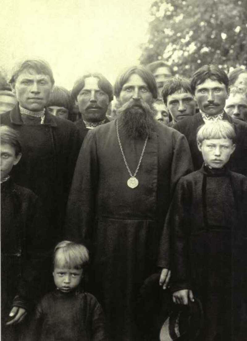 Крестьяне села Моховое после воскресной молитвы. 1902 г.