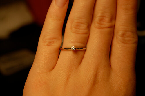 Это кольцо очень красиво смотрится на твоем пальчике!