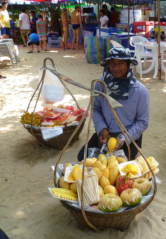 Таиланд - разносчик фруктов на пляже (Thailand - fruit peddler on the beach).