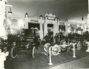 Автомобили английской и немецкой фирм - экспонаты выставки.