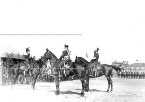 Император Николай II и командир полка генерал-майор Л.Н.фон Баумгартен на параде в день празднования 250-летнего юбилея полка .Справа- вахмистр эскадрона его величества.