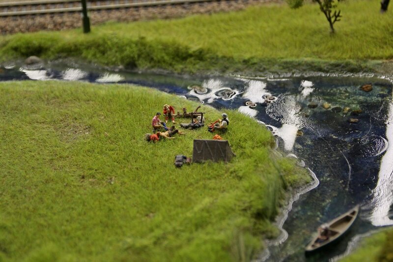 Гранд макет: туристы на берегу реки. Трава, обед сидя на бревне, костёр и палатка