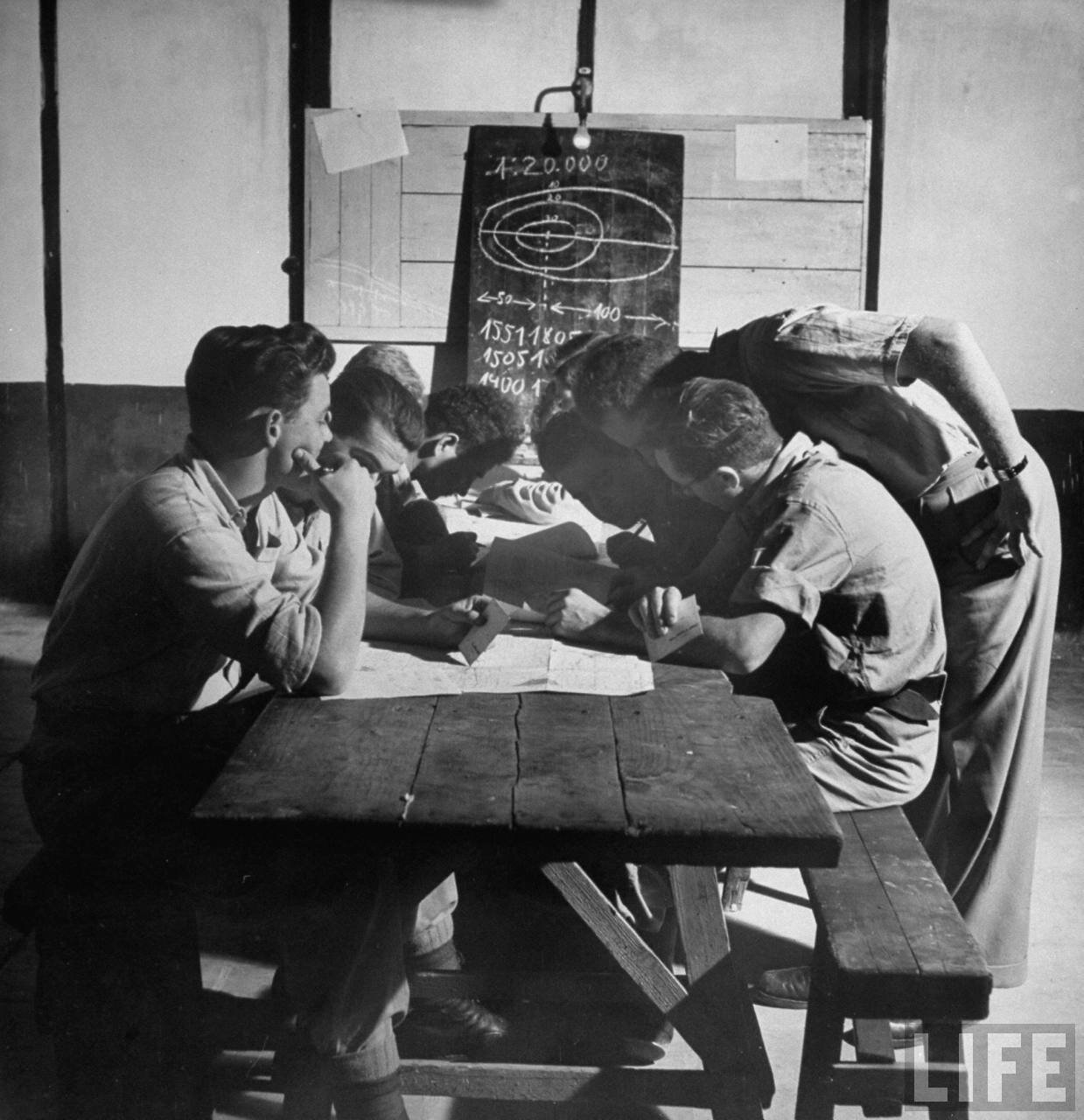 1948. Члены «Хаганы» в классе топографии