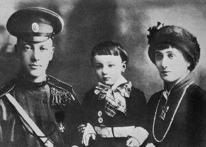 Николай Гумилёв с семьёй.