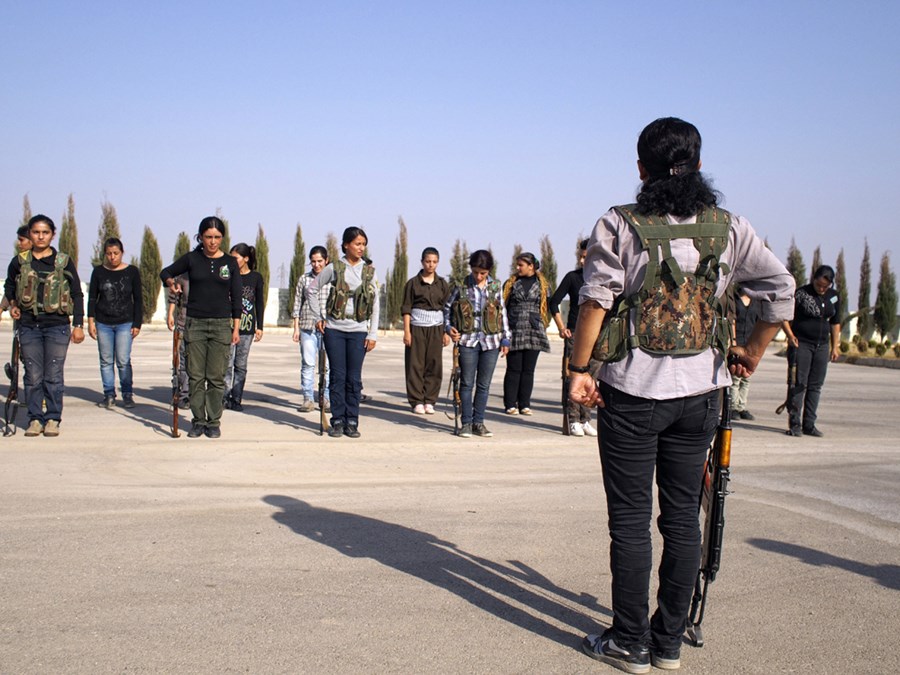 Курдские девушки в Сирии учатся защищать свою деревню с оружием в руках