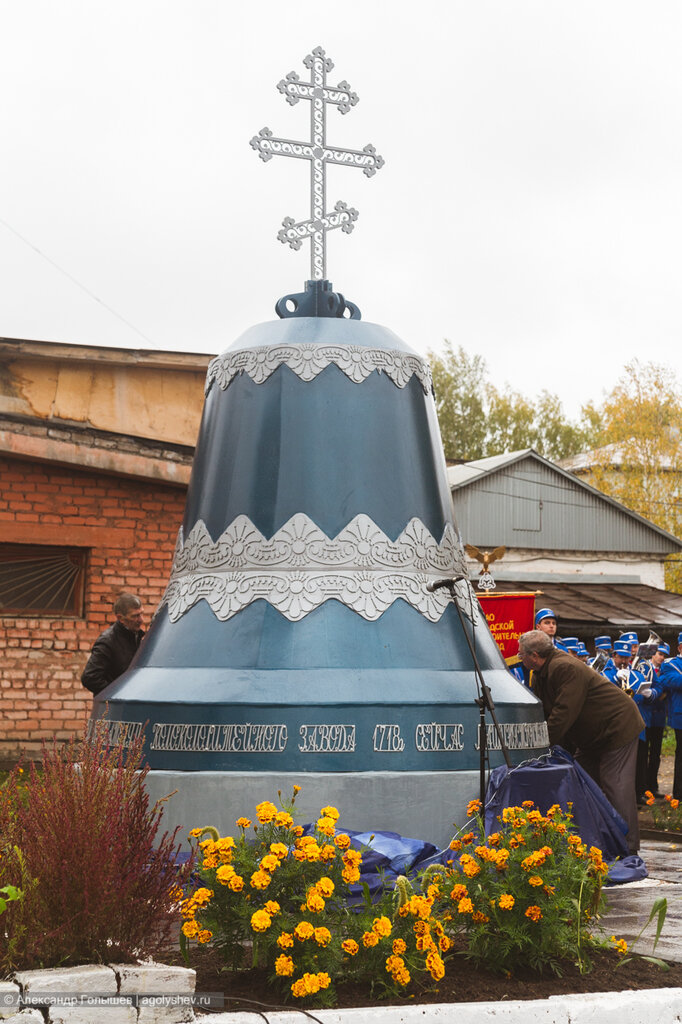 Памятник Бакулевым в Слободском 