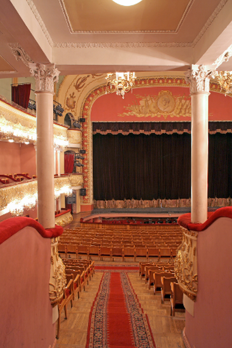 Вид из зрительного зала на сцену (07.11.2013)