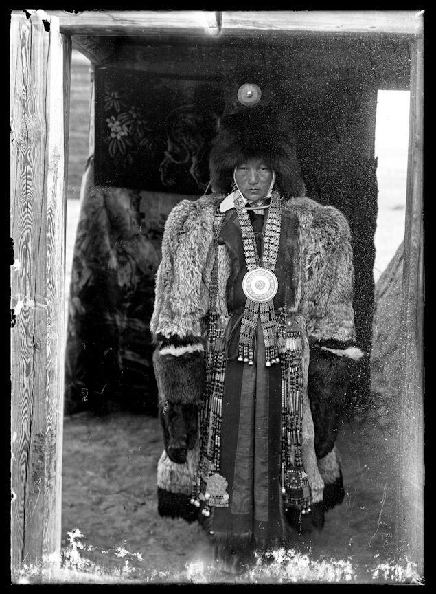 Богатая якутка в меховой одежде 1902